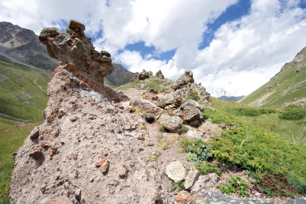 Rocas en valle de hierba de montaña, montañas del Cáucaso —  Fotos de Stock