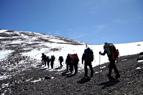 Alpinistas en la escalada en las montañas del Cáucaso — Foto de Stock