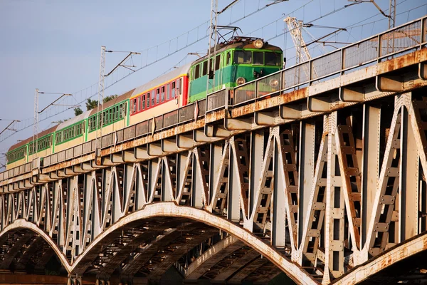 Zug auf der Brücke — Stockfoto