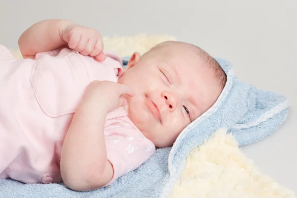 Bebê menina relaxado dose — Fotografia de Stock