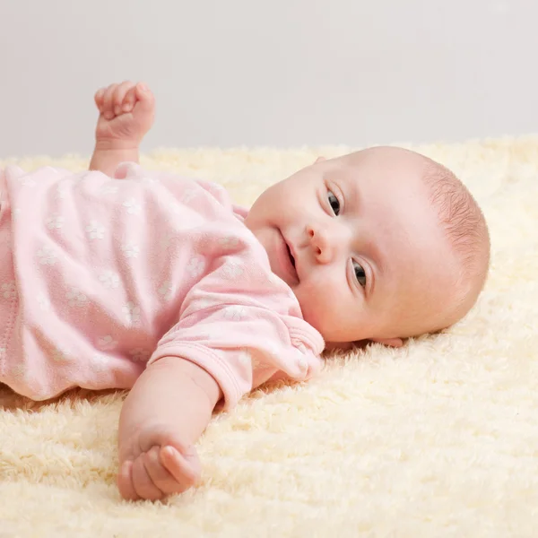 Meisje van de baby in ontspannen pose — Stockfoto