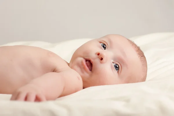 Nieuwsgierig babymeisje — Stockfoto