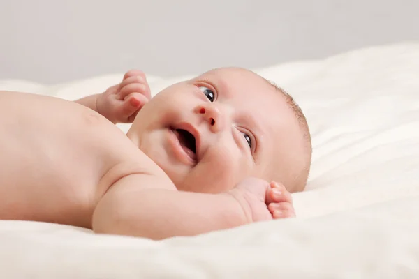 Relaxado bebê menina bocejando — Fotografia de Stock