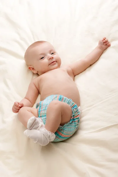 Babymeisje op bed — Stockfoto