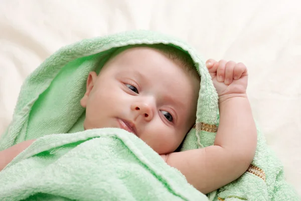Kis baba lány csomagolva törülközőt — Stock Fotó