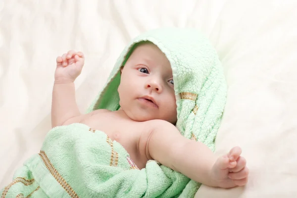 ストレッチ腕の赤ちゃん女の子幼児 — ストック写真