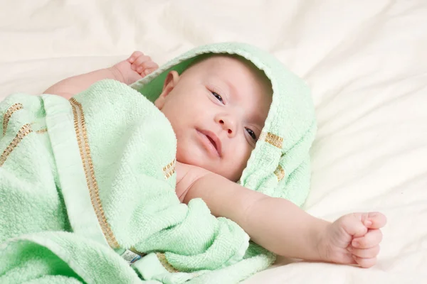 Kis baba lány kisgyermek nyújtás kar — Stock Fotó