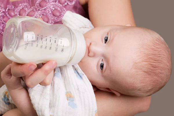 赤ん坊の女の子はミルクを飲む — ストック写真