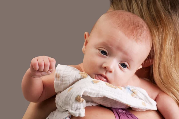 Lilla baby flicka småbarn gester — Stockfoto