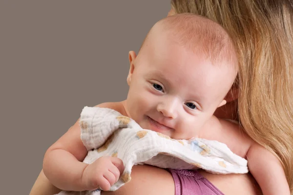 幸せな陽気な赤ちゃんの女の子の笑みを浮かべて — ストック写真