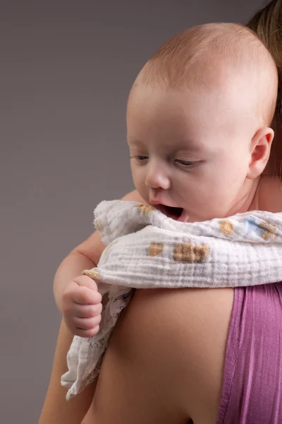 Bebê menina no ombro da mãe — Fotografia de Stock