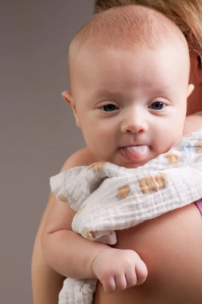 Menina do bebê mostrando língua — Fotografia de Stock