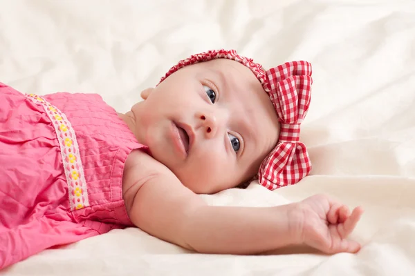 Nieuwsgierig weinig babymeisje op zoek — Stockfoto