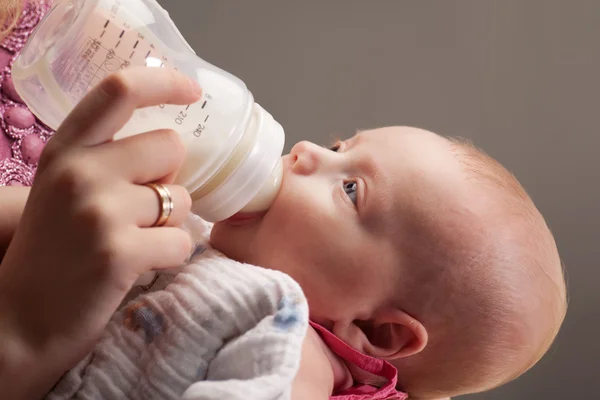 Dziewczynka pije mleko. — Zdjęcie stockowe