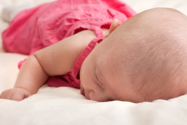 Baby flicka småbarn liggande på magen — Stockfoto