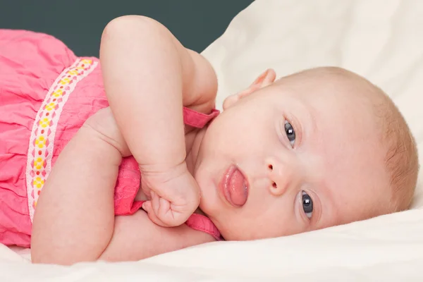 Baby girl zobrazeno jazyk — Stock fotografie