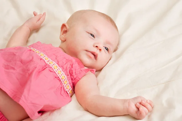 Baby meisje peuter liggend op bed — Stockfoto