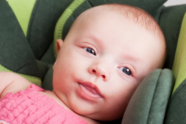 汽车安全座椅的婴儿女孩初试的肖像 — 图库照片