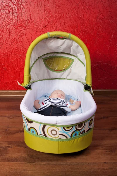 Barnet sover i en barnvagn — Stockfoto
