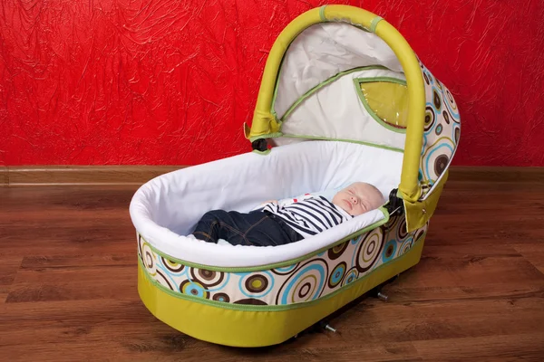 Baby flicka sover i vardagsrummet — Stockfoto