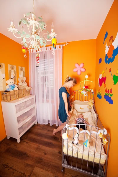 Moeder met kind in een baby-kamer — Stockfoto