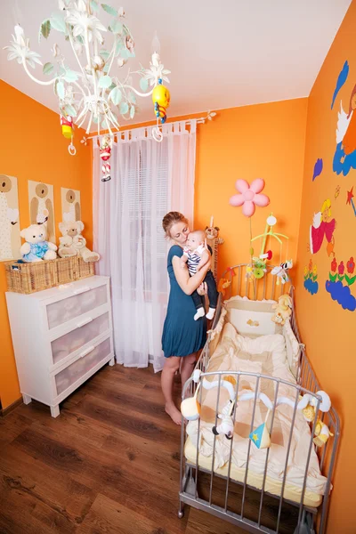 Mor med barn i ett barn rum — Stockfoto