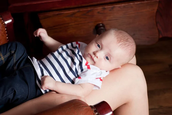 Baby flicka på mammas knä — Stockfoto