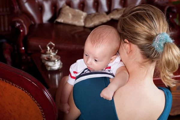 Annesi holding bebek oturma odasında — Stok fotoğraf