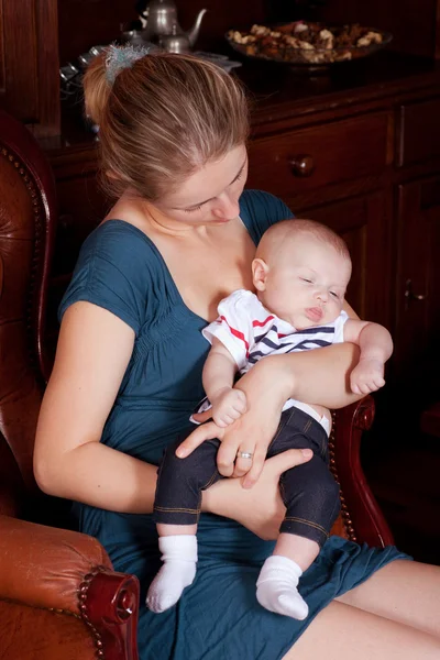 Mãe segurando seu bebê — Fotografia de Stock