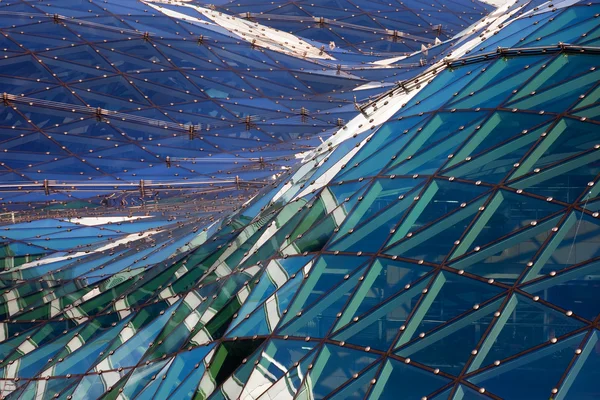 ガラス屋根の抽象的な現代建築 — ストック写真