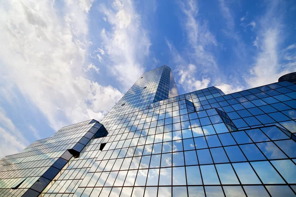 Cielo y nubes en la fachada de rascacielos —  Fotos de Stock