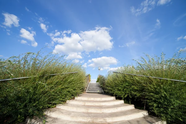 Escaleras al Gran Cielo Azul — Foto de Stock