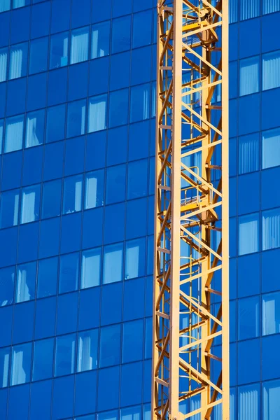 Office Building and Crane — Stock Photo, Image