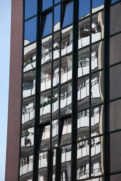 Budynek mieszkalny odbicie w windows — Zdjęcie stockowe
