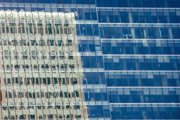 Kontorsbyggnad reflektion i windows — Stockfoto