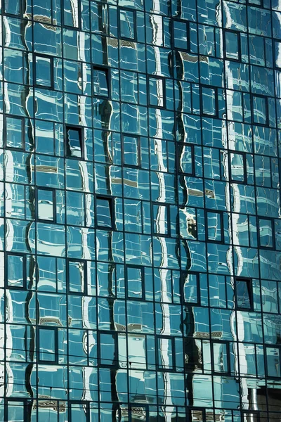 Абстрактная рефлексия на фоне Windows — стоковое фото
