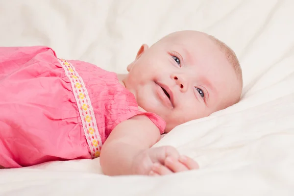 女婴在粉红色的裙子 — 图库照片