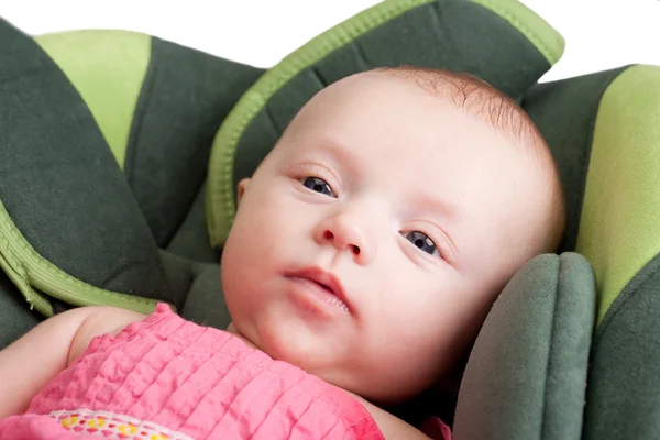 Meisje van de baby in de autostoel — Stockfoto
