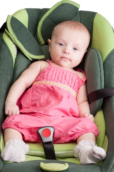 Baby flicka i en bilbarnstol — Stockfoto