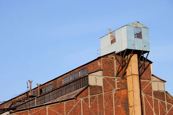 Заброшенная фабрика промышленной архитектуры — стоковое фото