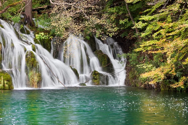 Podzimní krajina vodopád — Stock fotografie