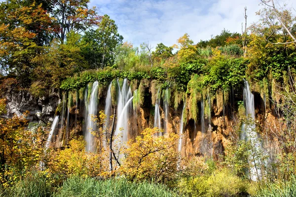 秋の滝風景 — ストック写真