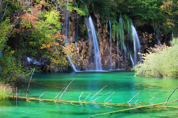 Natursköna vattenfall i höst — Stockfoto