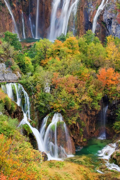 Chutes d'eau dans le parc national des Lacs de Plitvice — Photo