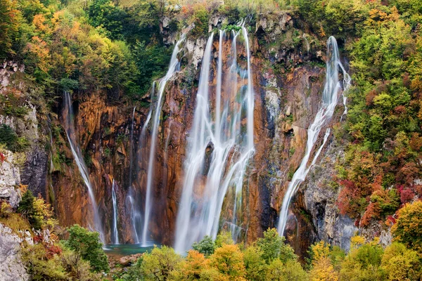 Waterval in het bergwoud — Stockfoto
