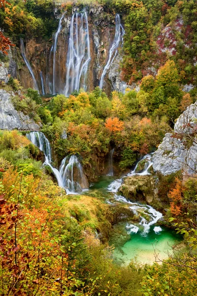 Vízesések, a Plitvicei-tavak Nemzeti park — Stock Fotó