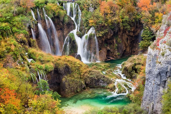 Vodopády v podzimní krajina — Stock fotografie