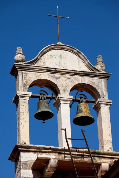 Twin дзвони на церковному даху — стокове фото