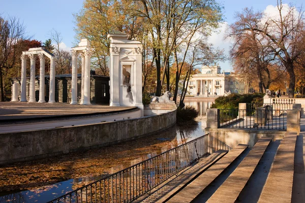 波兰华沙的拉齐耶斯基公园 有罗马风格的剧场和水上宫殿 — 图库照片