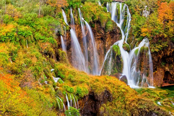 景区秋季景观与美丽的瀑布 在克罗地亚十六湖国家公园 — 图库照片